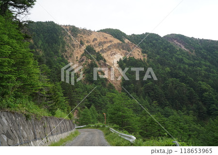 兎平から車坂へ向かう湯ノ丸高峰林道から見る赤ゾレ付近　東篭ノ塔と水ノ塔間の尾根にある崩れ箇所 118653965