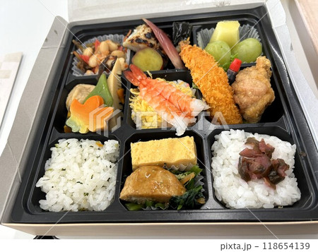 幕の内弁当 一例 幕の内弁当 一例 118654139