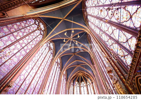 世界遺産サント・シャペルの天井とステンドグラス 118654285