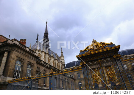 シテ島にあるサント・シャペルとコンシェルジェリー 118654287