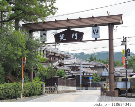 滋賀県　多賀大社表参道の景観　笑門　8月 118654345