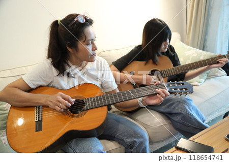 Single Mom and Daughter 118654741