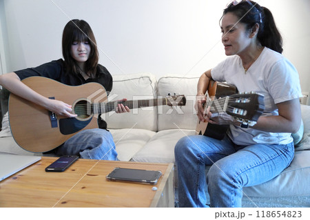 Single Mom and Daughter 118654823