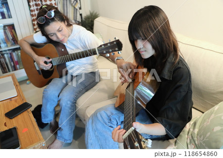 Single Mom and Daughter Single Mom and Daughter 118654860