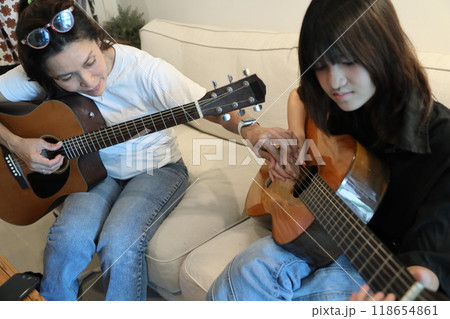 Single Mom and Daughter 118654861