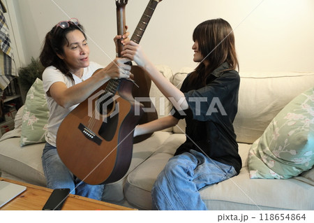 Single Mom and Daughter Single Mom and Daughter 118654864