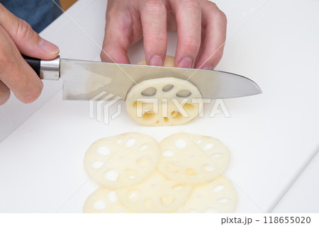 レンコンを切る 118655020