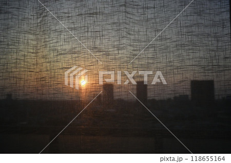 カーテンから見るの夕日 118655164