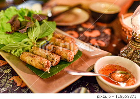 ベトナムの揚げ春巻き 118655873