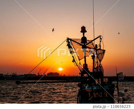 夕焼け港 118656225