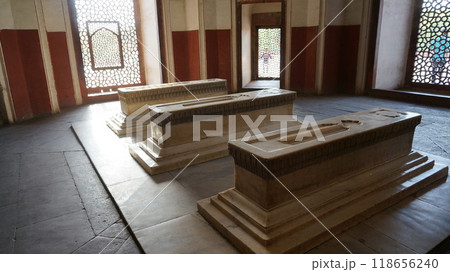 フマユーン廟内部にあるお墓【インド・デリー】 118656240