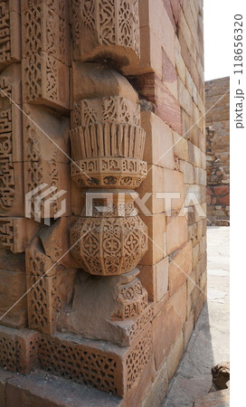 クトゥブ・ミナール、イルトゥミッシュの墓の前にある建物の緻密な装飾【インド・デリー】 クトゥブ・ミナール、イルトゥミッシュの墓の前にある建物の緻密な装飾【インド・デリー】 118656320