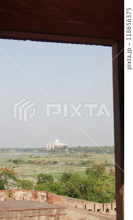 ジャハーンギール宮殿から見るタージマハル【インド・アーグラ城】 ジャハーンギール宮殿から見るタージマハル【インド・アーグラ城】 118656375
