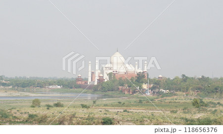 カース・マハル、囚われの塔から見たタージマハル【インド・アーグラ城】 カース・マハル、囚われの塔から見たタージマハル【インド・アーグラ城】 118656376