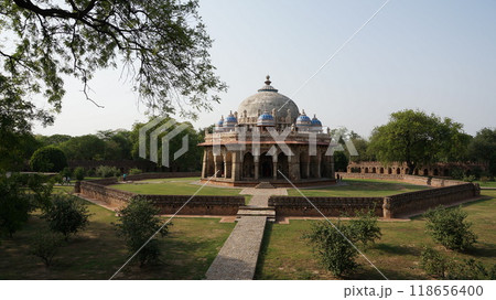 天蓋、タイル、格子窓を何本もの柱で支えられたベランダで飾られているイサカーン廟【インド・デリー】 118656400