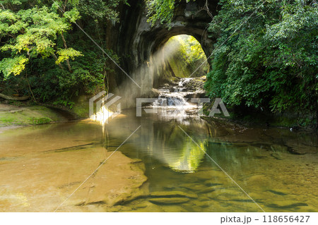 《千葉県》亀岩の洞窟・ハート形の光芒 118656427