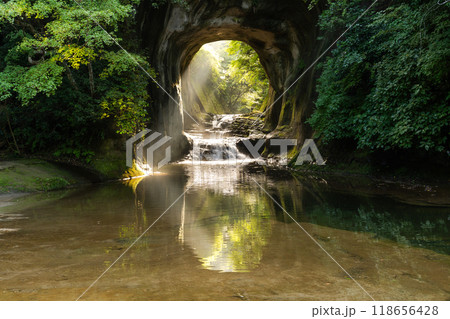 《千葉県》亀岩の洞窟・ハート形の光芒 118656428