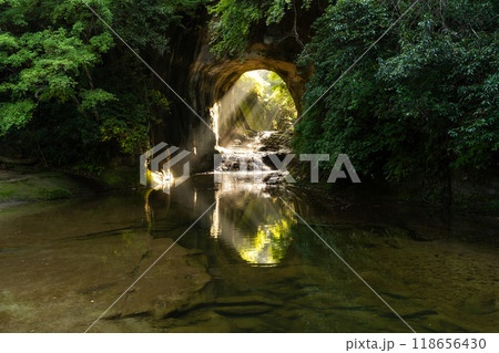 《千葉県》亀岩の洞窟・ハート形の光芒 118656430
