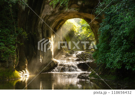 《千葉県》亀岩の洞窟・ハート形の光芒 118656432