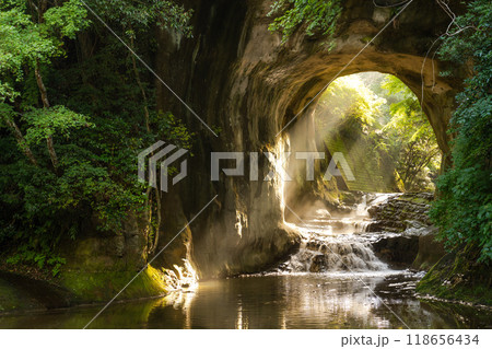 《千葉県》亀岩の洞窟・ハート形の光芒 118656434