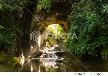 《千葉県》亀岩の洞窟・ハート形の光芒 118656435