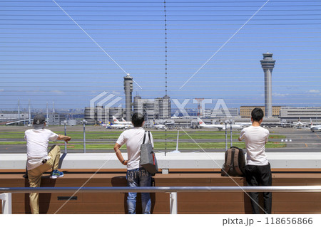 羽田空港の展望デッキで飛行機を見送る人達 118656866