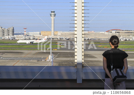 羽田空港の展望デッキで飛行機を見送る女性 118656868