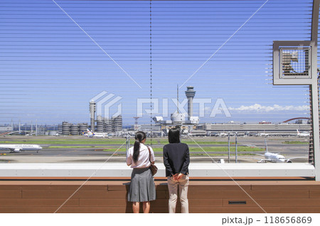 羽田空港の展望デッキで飛行機を見送る人達 118656869