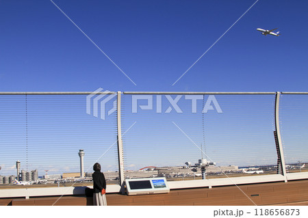 羽田空港の展望デッキで飛行機を見送る女性 羽田空港の展望デッキで飛行機を見送る女性 118656873
