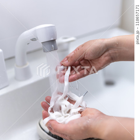 靴紐を洗う 靴紐を洗う 118657171