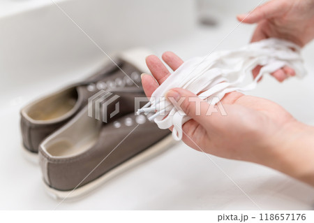 靴紐を洗う 靴紐を洗う 118657176