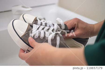 靴を洗う 118657179