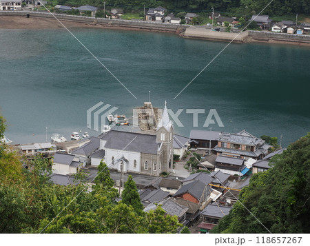 チャペルの丘展望公園から見た崎津教会　熊本県天草市河浦町崎津 118657267