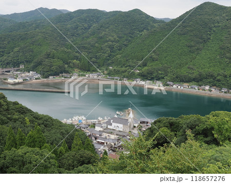 チャペルの丘展望公園から見た崎津教会 熊本県天草市河浦町崎津 チャペルの丘展望公園から見た崎津教会 熊本県天草市河浦町崎津 118657276