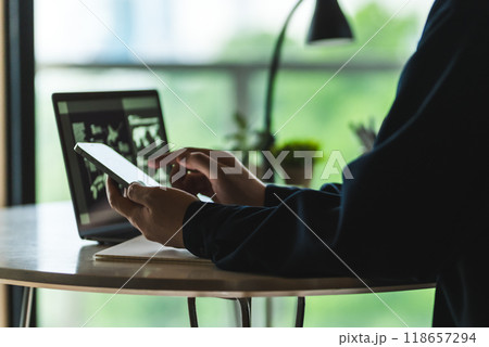 パソコンと男性 118657294