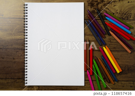 スケッチブックとクレヨン 118657416
