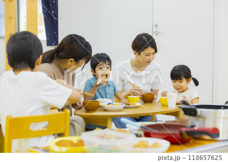 子ども食堂イメージ　 118657625