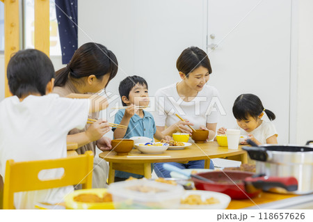 子ども食堂イメージ　 118657626