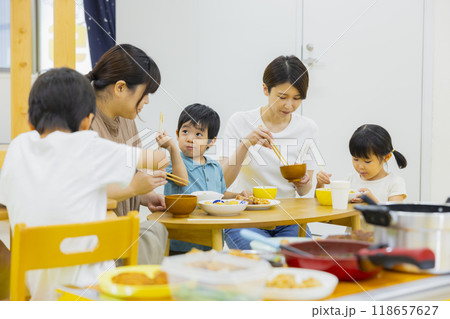 子ども食堂イメージ  子ども食堂イメージ  118657627