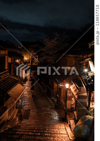 【京都】雨の夜_法隆寺・五重塔_一念坂・二寧坂・三年坂 118657718