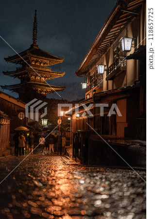 【京都】雨の夜_法隆寺・五重塔_一念坂・二寧坂・三年坂 118657725