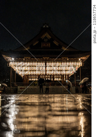 【京都】八坂神社_雨の夜と提灯 118657734