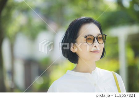 サングラスのミドル女性 118657821