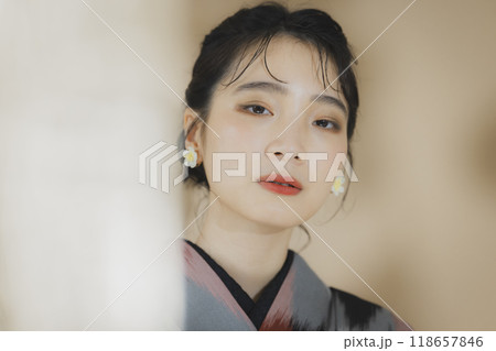 着物の女性　幾何学柄の明仙 118657846