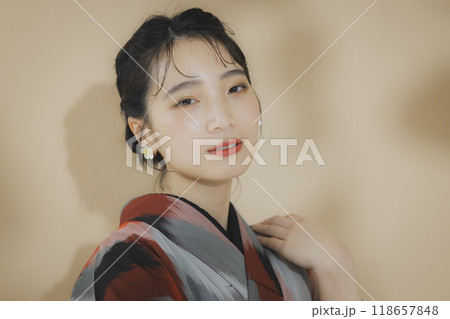 着物の女性　幾何学柄の明仙 118657848