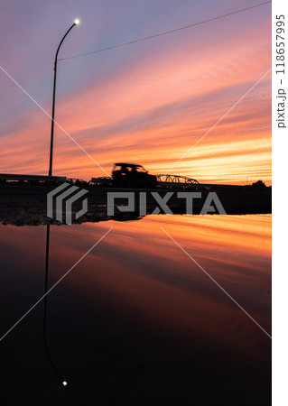 【庄内の風景】夕焼けと水たまりの反射 【庄内の風景】夕焼けと水たまりの反射 118657995