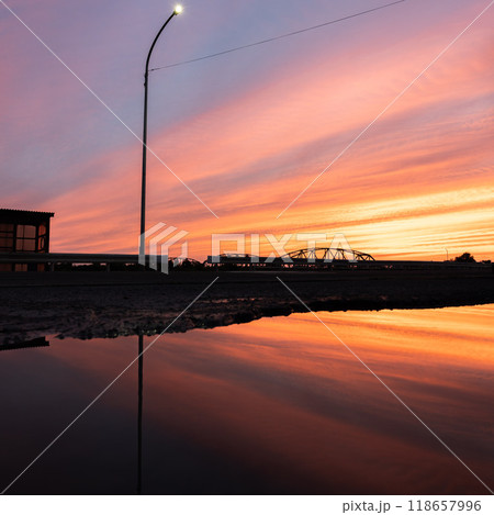 【庄内の風景】夕焼けと水たまりの反射 【庄内の風景】夕焼けと水たまりの反射 118657996