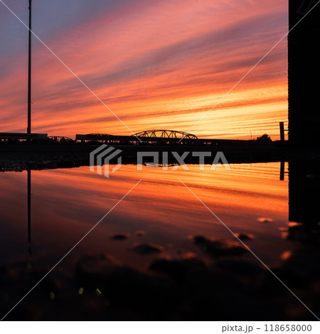 【庄内の風景】夕焼けと水たまりの反射 118658000