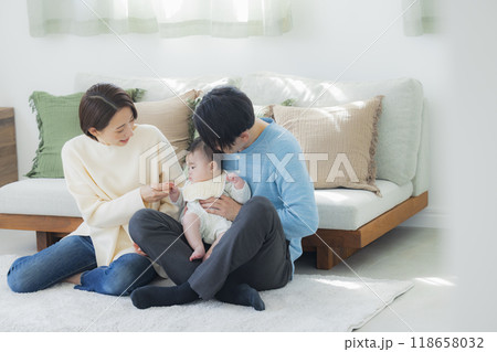 リビングでくつろぐ家族 118658032