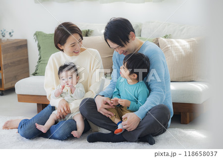 リビングでくつろぐ家族 118658037